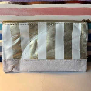 Travel makeup bag
